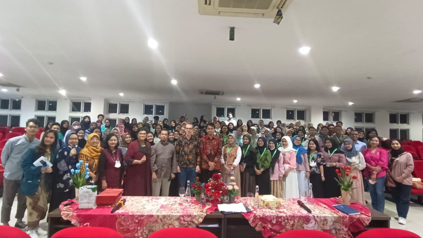 Kuliah Tamu Farmasi Undip: Analisis Bioinformatika Target dan Perawatan Obat Kanker bersama Prof. Emmanuel Cornillot dari Universite de Montpellier